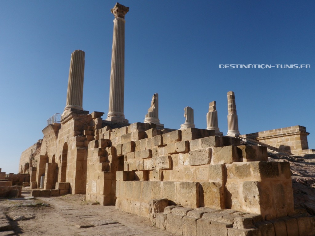 Colonnes et escaliers du Capitole du site archéologique de Oudhna